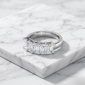 Anillo de banda con cinco piedras de corte esmeralda de 4.00 quilates y engaste de puntas - Product Image 2