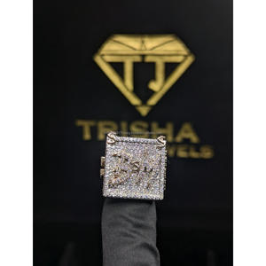 Anillo de Alfabeto Personalizado con Diamantes Moissanite y Plata de Ley 925, Joyería de Lujo Personalizada por Trisha Jewels - Product Image 1