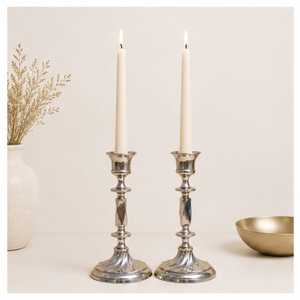 Paire de chandeliers en métal argenté, grands, pour bougies coniques, avec base évasée et tige facetée - Product Image 1