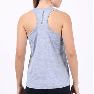 Camiseta sin mangas gris para mujer con estampado diagonal rosa y blanco de la palabra 'MOVE', cuello redondo, estilo deportivo, transpirable, con logo frontal. - Product Image 4
