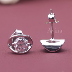 Boucles d'oreilles clous rondes serties de diamants de laboratoire certifiés IGI en or 18 carats |   Boucles d'oreilles minimalistes en diamant - Product Image 4