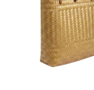 Sac fourre-tout sophistiqué en plastique tressé fait main et sac artisanal minimaliste doré pour femme, idéal pour le shopping - Product Image 4