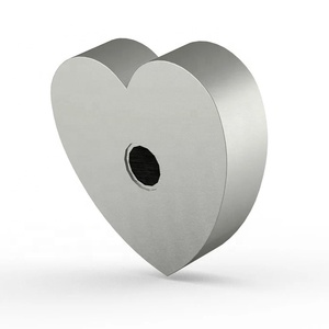 Urna Conmemorativa en Forma de Corazón de Metal Plateado con Acabado Satinado Suave para Guardar Cenizas de Seres Queridos - Product Image 2