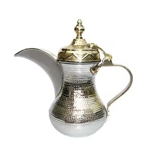 กาต้มกาแฟเหล็กแบบมีลายบุ๋ม ยี่ห้ออาหรับ ดาลลาห์ ฝาปิดแบบมีบานพับขอบทองเหลือง เหมาะสำหรับงานเลี้ยงบุฟเฟ่ต์และชาแบบดั้งเดิม - Product Image 1