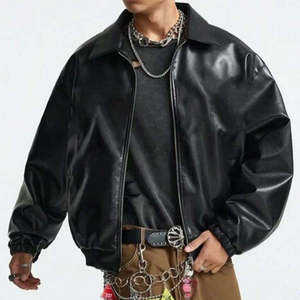 Blouson bomber en similicuir noir pour homme, design streetwear surdimensionné, vêtement d'extérieur décontracté tendance - Product Image 1