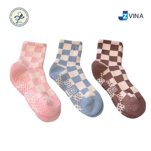 Calcetines de Pilates con Diseño de Tablero de Ajedrez y Logotipo Personalizado, Agarre Interior Bidireccional, Antideslizantes para Mujer, para Gimnasio, Yoga, Barre, Uso Diario, 100% Algodón - Product Image 1