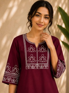 Ensemble Kurti en coton brodé marron pour femmes avec pantalon blanc, style décontracté ample, style indien pakistanais, à porter toute l'année - Product Image 2