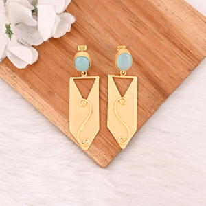 Élégantes boucles d'oreilles pendantes en calcédoine aqua pour femmes, bijoux faits à la main en laiton plaqué or - Product Image 3