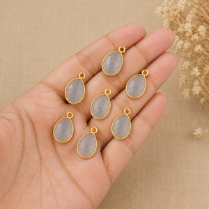 Colgante de Calcedonia Gris Facetada en Forma de Lágrima con Bisel Dorado, Conector de Gema con Engaste Simple para Fabricación de Joyas - Product Image 5