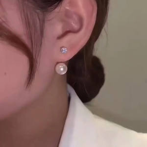 Boucles d'oreilles classiques en forme de petits poissons croisés avec perle d'eau douce naturelle, design simple et naturel, style tendance et lumineux - Product Image 4