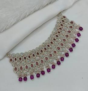 Exquisito Conjunto de Joyería Nupcial Étnica de Aleación Chapada en Oro Rosa con Zirconia, Collar Gargantilla, Pendientes y Maang Tikka para Aniversario - Product Image 3