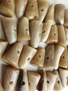 Botones de cuerno de búfalo natural duraderos con grano único y elegante decoración de pedrería para abrigos de invierno y proyectos de manualidades - Product Image 2