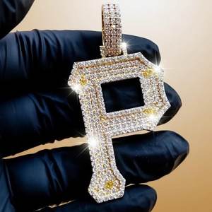 จี้ตัวอักษรแบบกำหนดเอง จี้เงินแท้ 925 หรูหรา ประดับเพชรโมอิสซาไนต์ VVS เครื่องประดับฮิปฮอป จี้ตัวอักษรเริ่มต้นแบบกำหนดเอง - Product Image 1