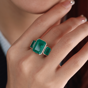 Anillo de oro amarillo de 14 quilates con esmeralda cultivada en laboratorio de 14x10 mm, diseño atemporal con engaste de bisel de lujo, anillo de boda o de cóctel con tres piedras de corte esmeralda. - Product Image 1