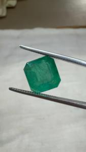 Émeraude naturelle zambienne de 4,26 carats, taille octogonale, pierre précieuse verte certifiée pour la vente en gros de bijoux fins - Product Image 3