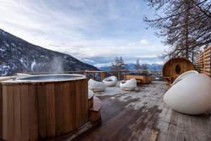 Elegante Jacuzzi de Exterior de Cedro Rojo Premium de 220 cm con 2 Escaleras, Acero Inoxidable de Lujo, Capacidad para 8-10 Personas, 2700 L - Product Image 4