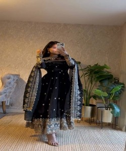 Salwar Kameez en soie noire avec dupatta, tenue traditionnelle pour femmes, pour mariage et fêtes, vêtements indiens et pakistanais, coupe classique 85156 SAI- SSC 718 - Product Image 1