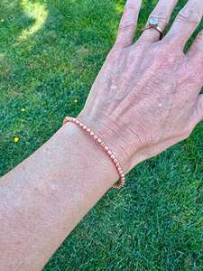 Bracelet manchette en cuivre pur fait main, en métal massif, ajustable, style minimaliste avec extrémités en forme de palette, bijou de guérison personnalisé - Product Image 1