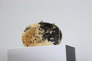 Bolso bandolera multicolor personalizable, chapado en oro, en blanco y negro, hermoso bolso de la marca Beautiful Purse de Universal Overseas. - Product Image 4