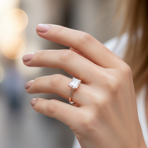 แหวนหมั้นเพชรทรงเหลี่ยมมรกต 9K โรสโกลด์ เพชรเลี้ยงในห้องปฏิบัติการ รับรองโดย IGI แหวนแต่งงานทันสมัย ชุบทอง สำหรับผู้หญิง - Product Image 2