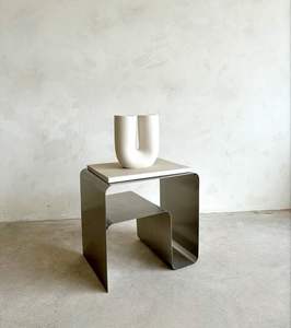 Table d'appoint compacte en métal pour balcon et terrasse, finition résistante aux intempéries et design de mobilier d'extérieur moderne - Product Image 2