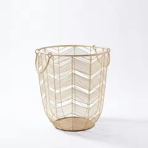 Panier à linge élégant en fil doré, rond, en maille métallique, avec poignées latérales en anneau - Product Image 1