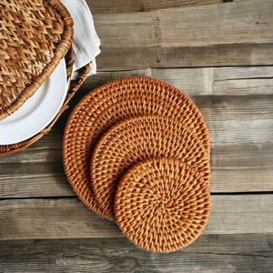 Assiette en osier faite à la main, écologique, naturelle, TUYET DUNG, motif floral classique, fabriquée au Vietnam pour café et restaurant - Product Image 1