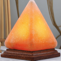 Lampe de sel de l'Himalaya en cristal rose artisanale de 2 kg en forme de petite pyramide décorative pour le bien-être, les spas et la décoration des centres holistiques