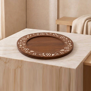 Plateau rond élégant en bois avec des bordures florales incrustées complexes, parfait pour la décoration de table moderne et le service - Product Image 1