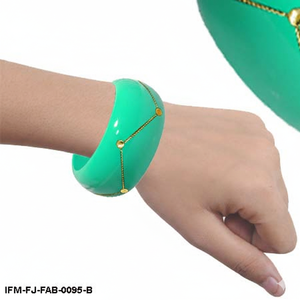 Brazalete Grueso de Resina Verde Menta Vintage con Incrustaciones de Oro y Detalle Geométrico, Joyería Retro para Mujer - Product Image 3