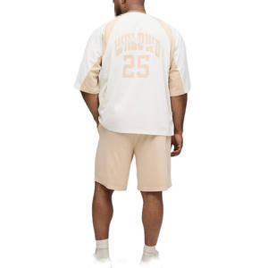 Camiseta de algodón para hombre con paneles raglán en contraste y estampado de número frontal, manga corta, fabricación de ropa personalizada OEM - Product Image 2