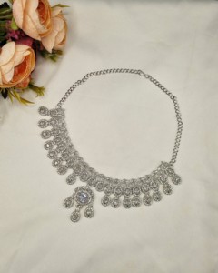 Parure de bijoux ethniques pour femme en plaqué rhodium avec collier, boucles d'oreilles et mangtika, ornée de pierres CZ taille ovale – Vente en gros - Product Image 4