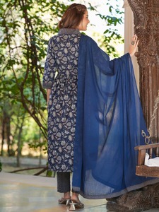Conjunto de Kurta Anarkali con Motivo Floral Azul Marino para Mujer, con Dupatta Azul Sólido, Ropa Elegante de Fiesta Étnica India - Product Image 2