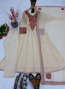 Ensemble indien pakistanais en soie romaine brodée pour femmes, Kurti, pantalon, dupatta, beige rose, tenue de fête de mariage - Product Image 4