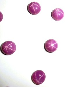 Rubis étoilé rond 8x8 mm 3,5 carats, cabochon poli créé en laboratoire avec effet étoile à 6 branches pour la fabrication de bijoux - Product Image 4