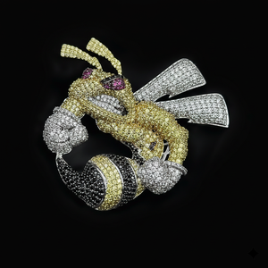 Pendentif de boxe personnalisé « Angry Hornet » serti de pierres, fabriqué à la main en or multicolore 14 carats avec micro-pavé jaune, blanc et noir - Product Image 1