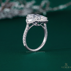 Bague de fiançailles en diamant taille coussin avec pierres latérales Cadillac et rondes, couleur D-E, clarté VS1, or 18 carats, pierre de luxe - Product Image 2
