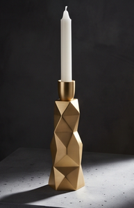 Porte-bougie en métal finition or de luxe, silhouette géométrique à facettes, support de bougie conique, élégant centre de table pour salle à manger - Product Image 2