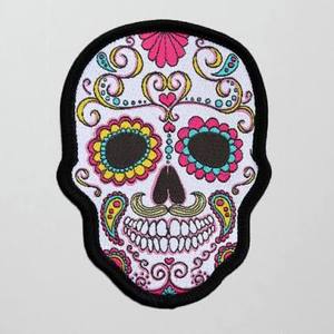 Patch tissé tête de mort, motif floral coloré, étiquette en tissu auto-adhésive à pliage central pour vêtement, applique thermocollante à bords coupés et cousus en rouleau - Product Image 1