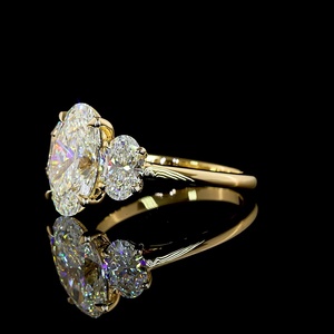Bague de fiançailles et de mariage de luxe en or jaune 18 carats plaqué, avec trois pierres ovales de diamant de laboratoire de haute qualité de 2,5 carats, certifiée IGI - Product Image 2