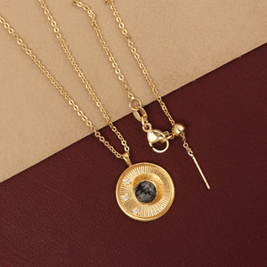 Collier en laiton plaqué or El Joyero Celestial avec pendentif soleil et obsidienne flocon de neige, bijoux minimalistes à superposer - Product Image 1