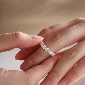 Anillo de Oro Amarillo Sólido de 18K con Diamantes Cultivados en Laboratorio de Corte Redondo de 4.3mm, Anillo de Boda de Lujo con Engaste Completo de Garras Compartidas - Product Image 3