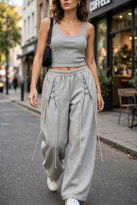 Ensemble de détente 2 pièces pour femme : haut court côtelé et pantalon de survêtement large à lacets - Product Image 4