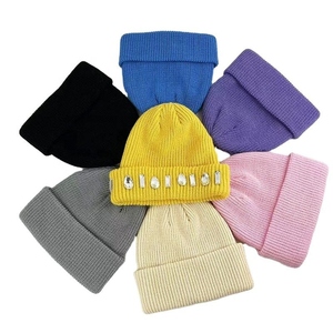 Bonnet en tricot orné de strass pour femme – Chaud et décontracté, motif à pois, en coton et acrylique - Product Image 3