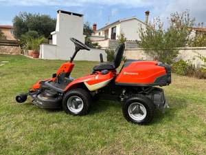 Tondeuse autoportée Husqvarna R 214TC Comfort Edition à prix d'usine, moteur essence, plateau de coupe de 42 pouces, tracteur de jardin haute performance - Product Image 4