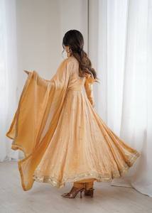 Ensemble de robe en soie Fandy de qualité supérieure avec broderie de sequins, dupatta de créateur, tenue de soirée ethnique, disponible au prix export. - Product Image 5
