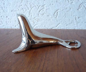 Abrebotellas Vintage con forma de sello en Metal con acabado plateado Utensilios de cocina perfectos Eventos especiales Abrebotellas duradero elegante - Product Image 3