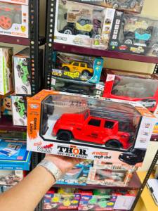 รถบังคับวิทยุธอร์ 4x4 ออฟโรดเรเซอร์พร้อมไฟสเปรย์เสียงสีแดง PVC - Product Image 1