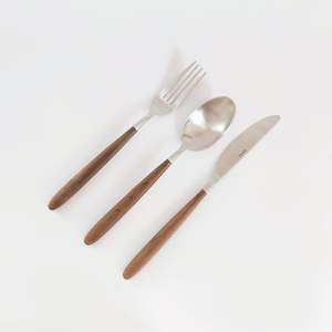 Ensemble de couverts en métal durable avec manche en bois, conçu pour des années de plaisir. - Product Image 6