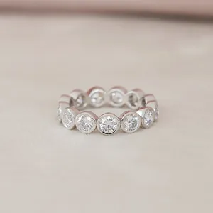 Bague d'éternité Seriquea à sertissage rond avec diamants de laboratoire certifiés IGI - Product Image 5